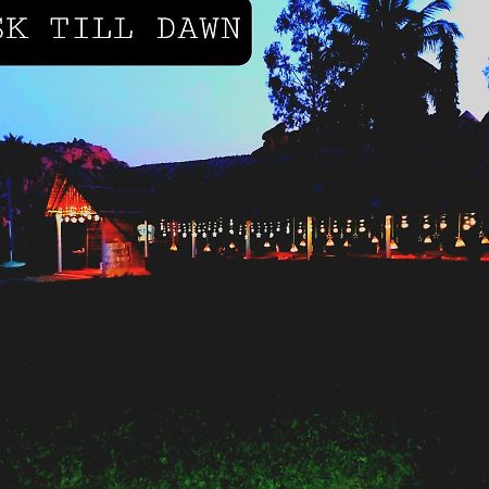 Dusk Till Dawn Hampi Buitenkant foto